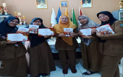 Mengenal Sosok Inspiratif SMPN 1 Baros: Ibu Lies Amalia, S.Pd., Dedikasi Tiada Henti dan Semangat Literasi